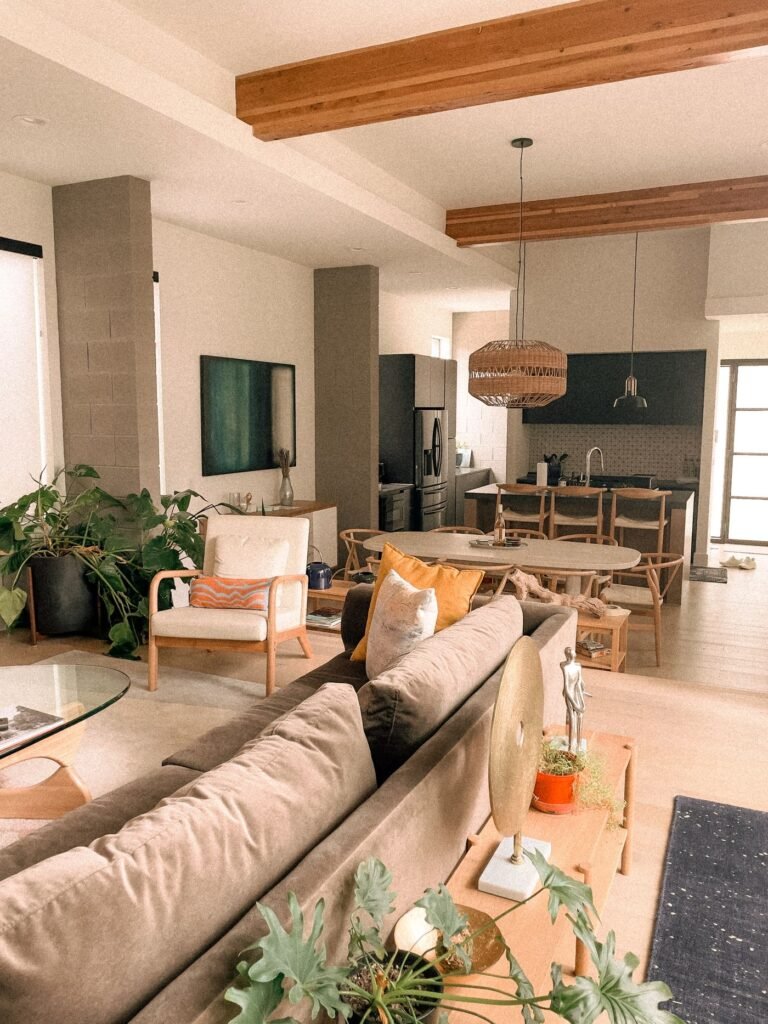 Sala decorada con plantas en un apartamento turístico