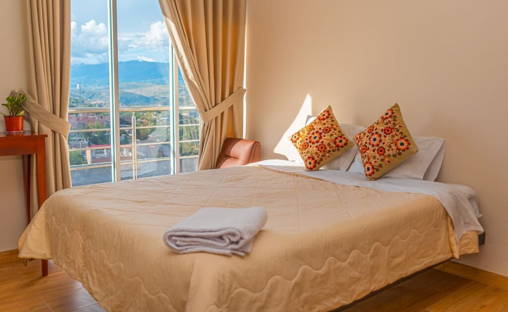 Habitación preparada con toallas para la llegada de huéspedes en Medellín