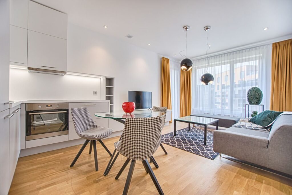Sala y cocina de un apartamento turístico bien cuidado en Medellín