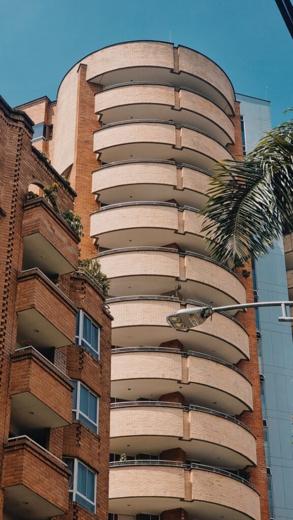 Apartamentos de ladrillo en un barrio residencial de Medellín
