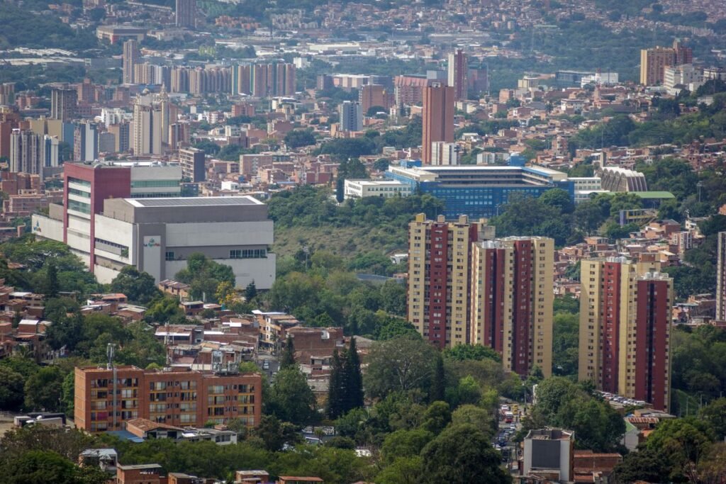 Barrios residenciales y zonas verdes de Medellín