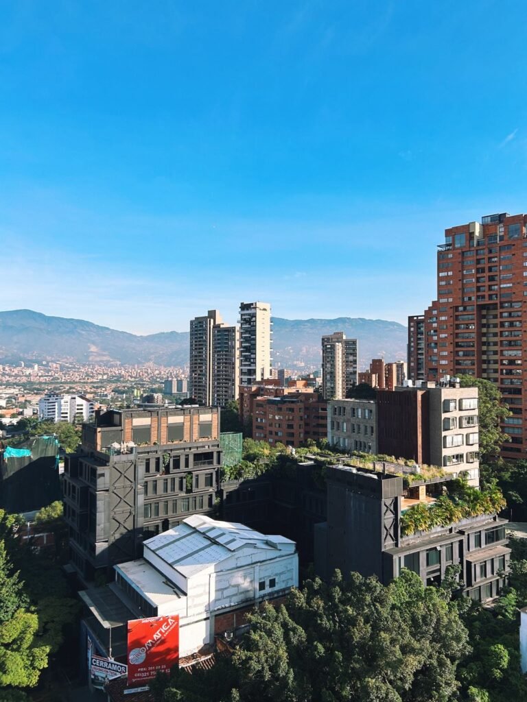 Edificios modernos en un barrio de Medellín